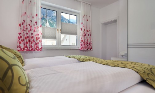Gemütliches Doppelbett im Appartement Alpenrose