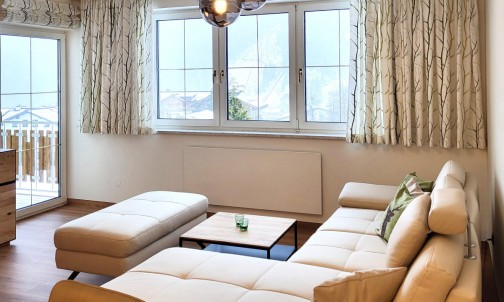 Wohnbereich mit gemütlicher Couch