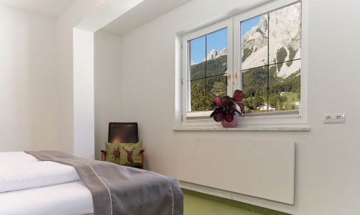 Ger&auml;umiges Schlafzimmer mit herrlichem Blick auf den Dachstein
