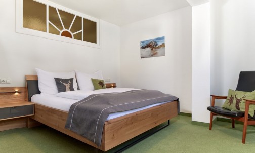 Ger&auml;umiges Schlafzimmer mit herrlichem Blick auf den Dachstein
