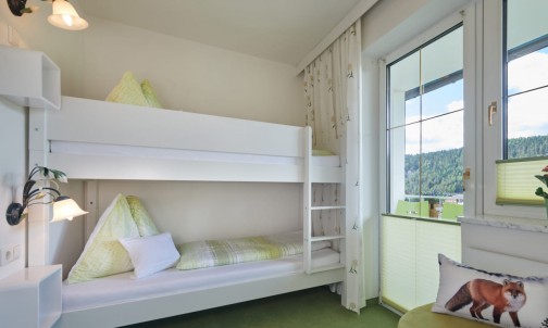 Stockbett im Schlafzimmer mit Balkon