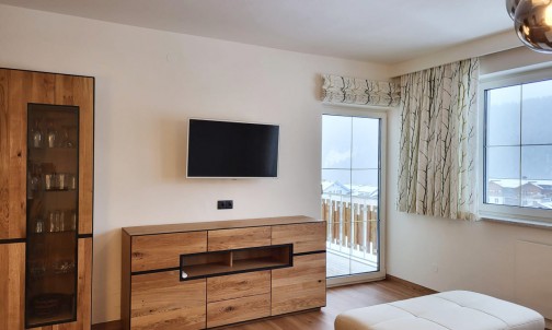 TV und Ausgang auf den Balkon