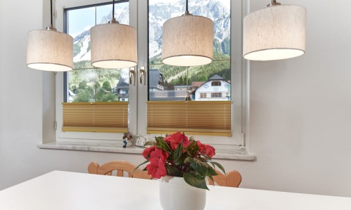 Blick aus der Küche mit Blumenschmuck