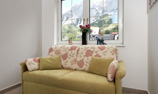 Gemütliche Couch zum Lesen und Entspannen