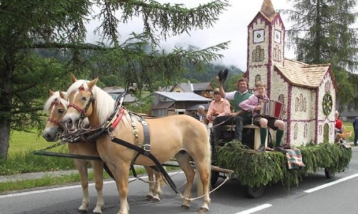 Bunt geschmückte Pferdekutsche beim Frühlingsfest in Ramsau